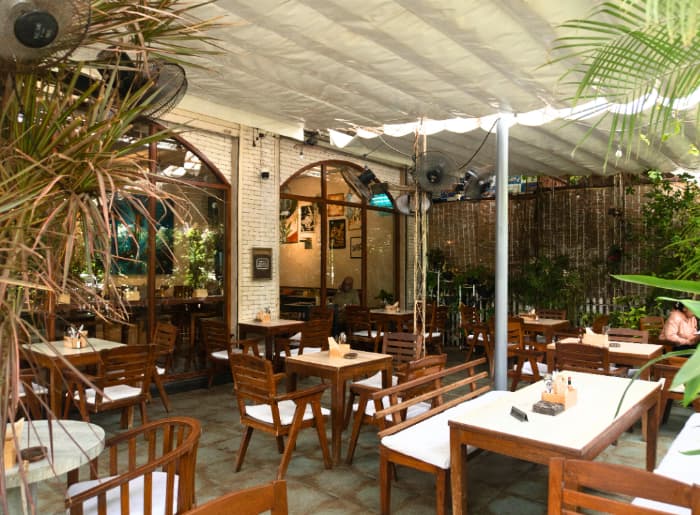 Best date night spots in Mumbai featuring Olive Bar & Kitchen, Bayview Cafe, and The Backyard Brew